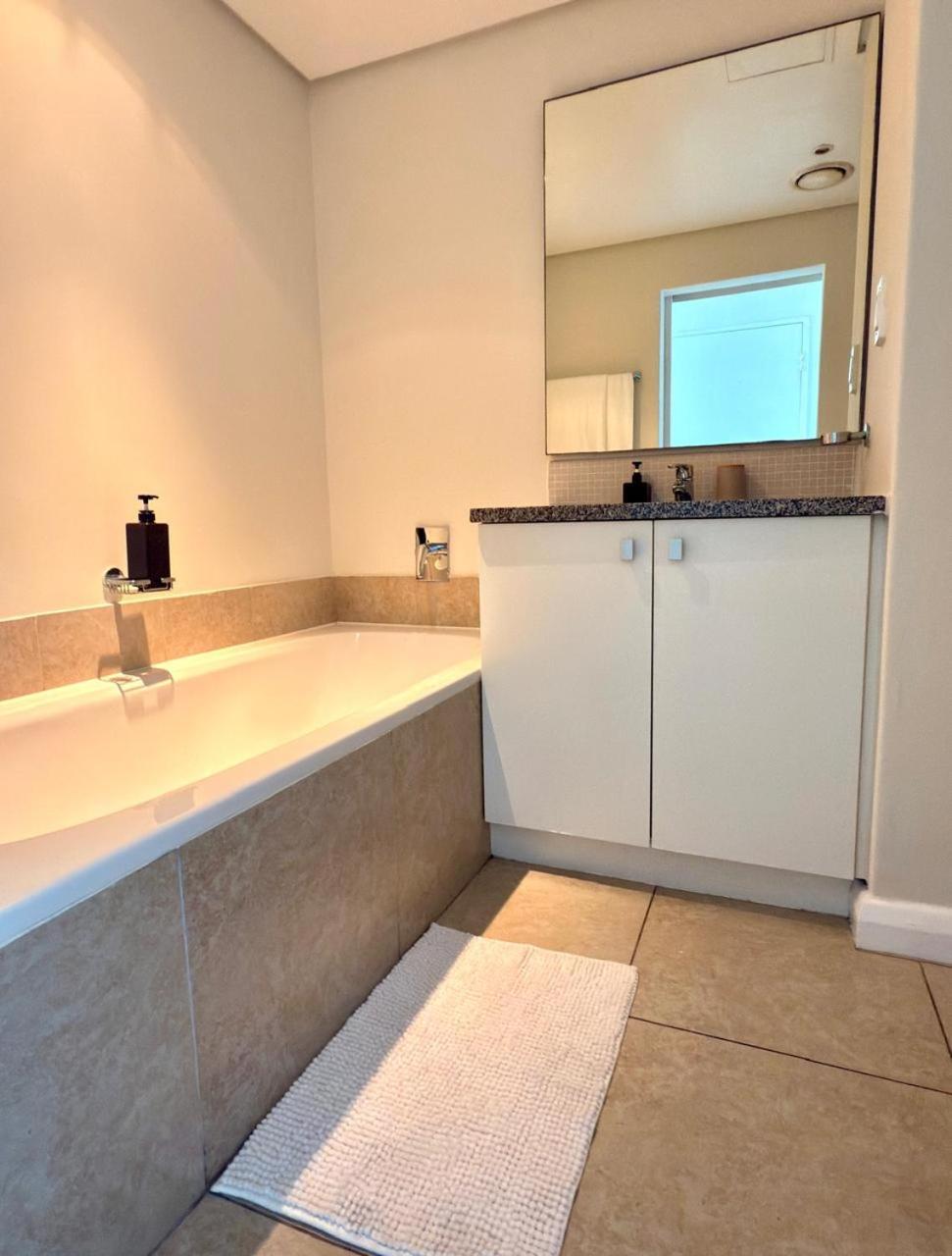 Beautiful 2 Bedroom With Ocean Views, Bloubergstrand Cidade Do Cabo